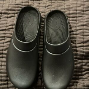 Oofos Oocloog clog black womans 8, men’s 6.